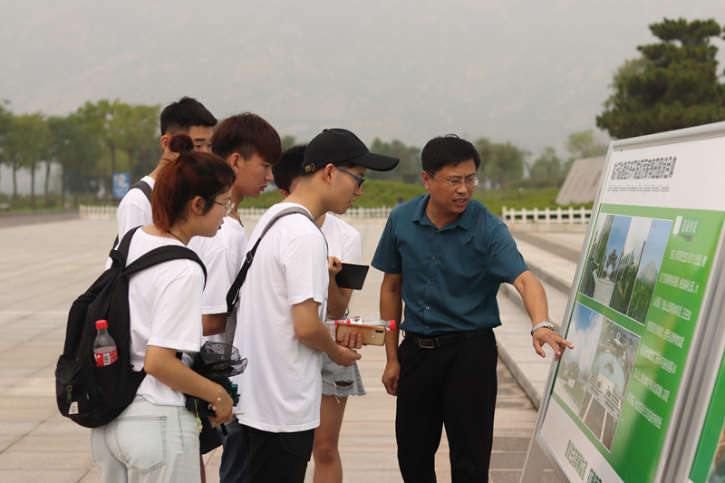 新希望实践团队听讲解了解土地规划布局.JPG