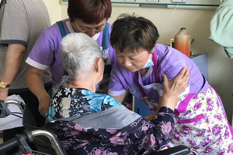 05跟随护工照顾老人.JPG